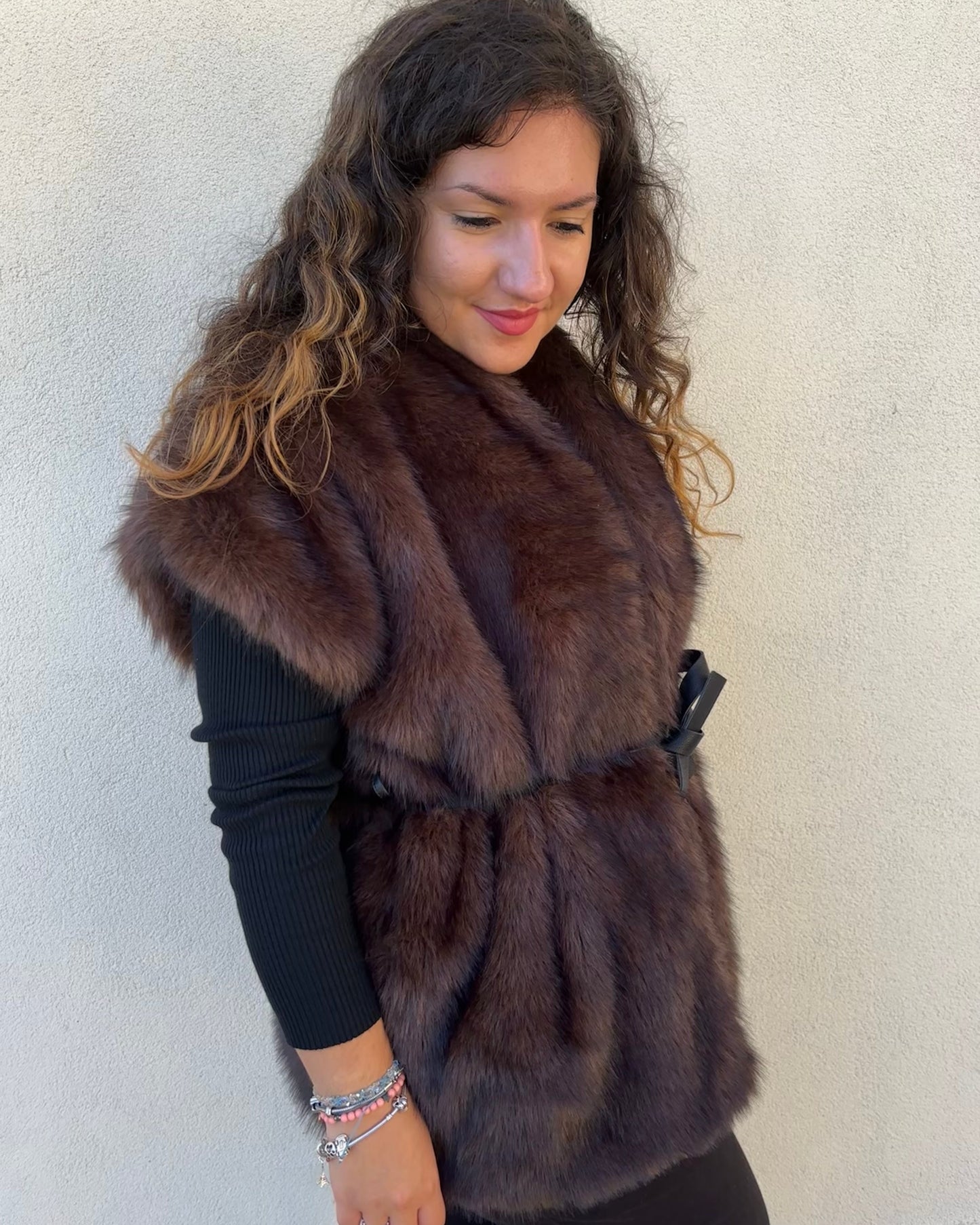 Gilet in eco-pelliccia con cintura