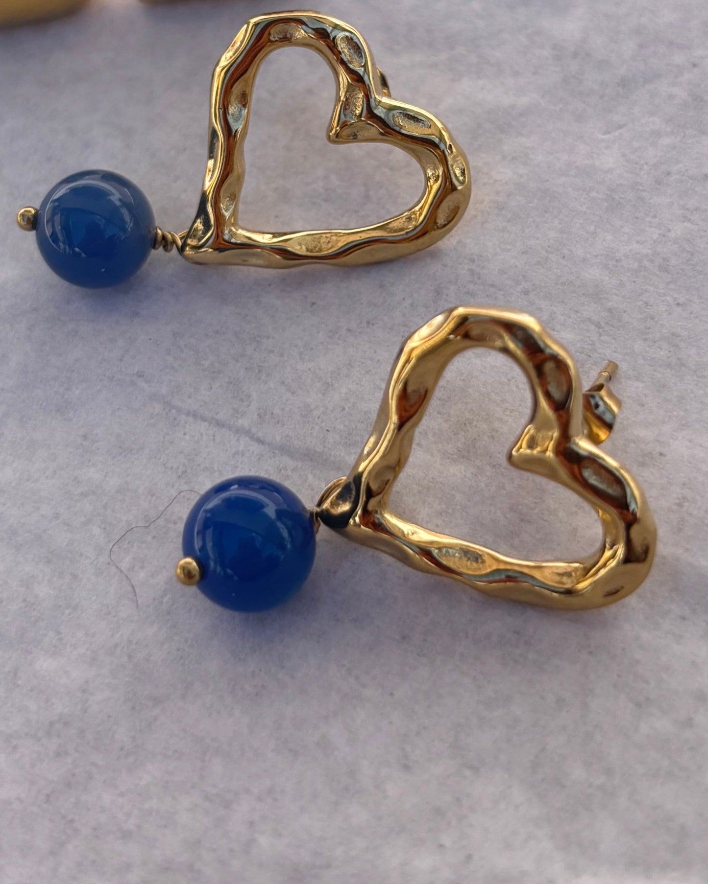 Orecchini a cuore con pietra colorata