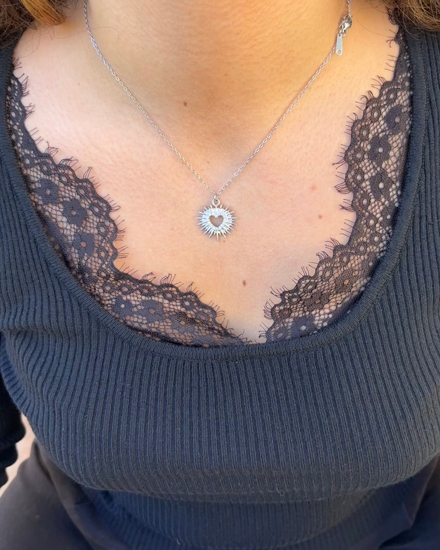 Maglione a costine con girocollo in pizzo