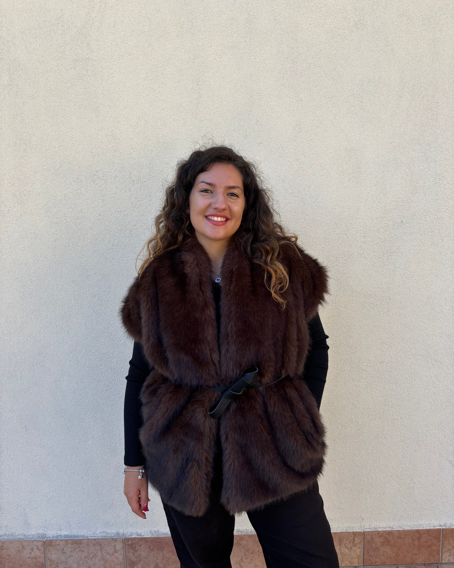 Gilet in eco-pelliccia con cintura