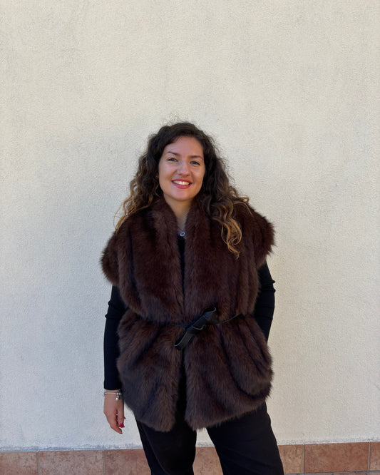 Gilet in eco-pelliccia con cintura