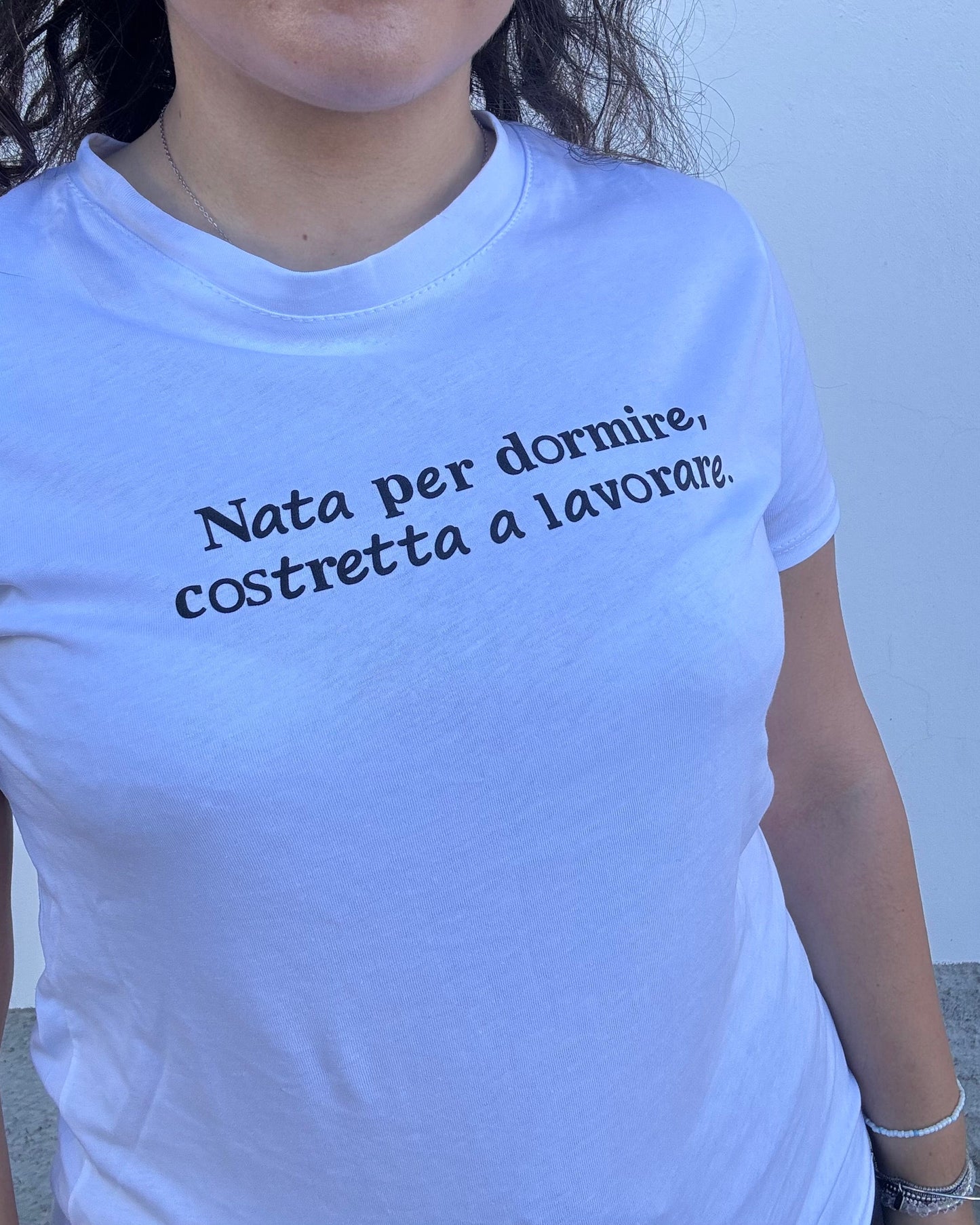 T-shirt "Nata per dormire costretta a lavorare"