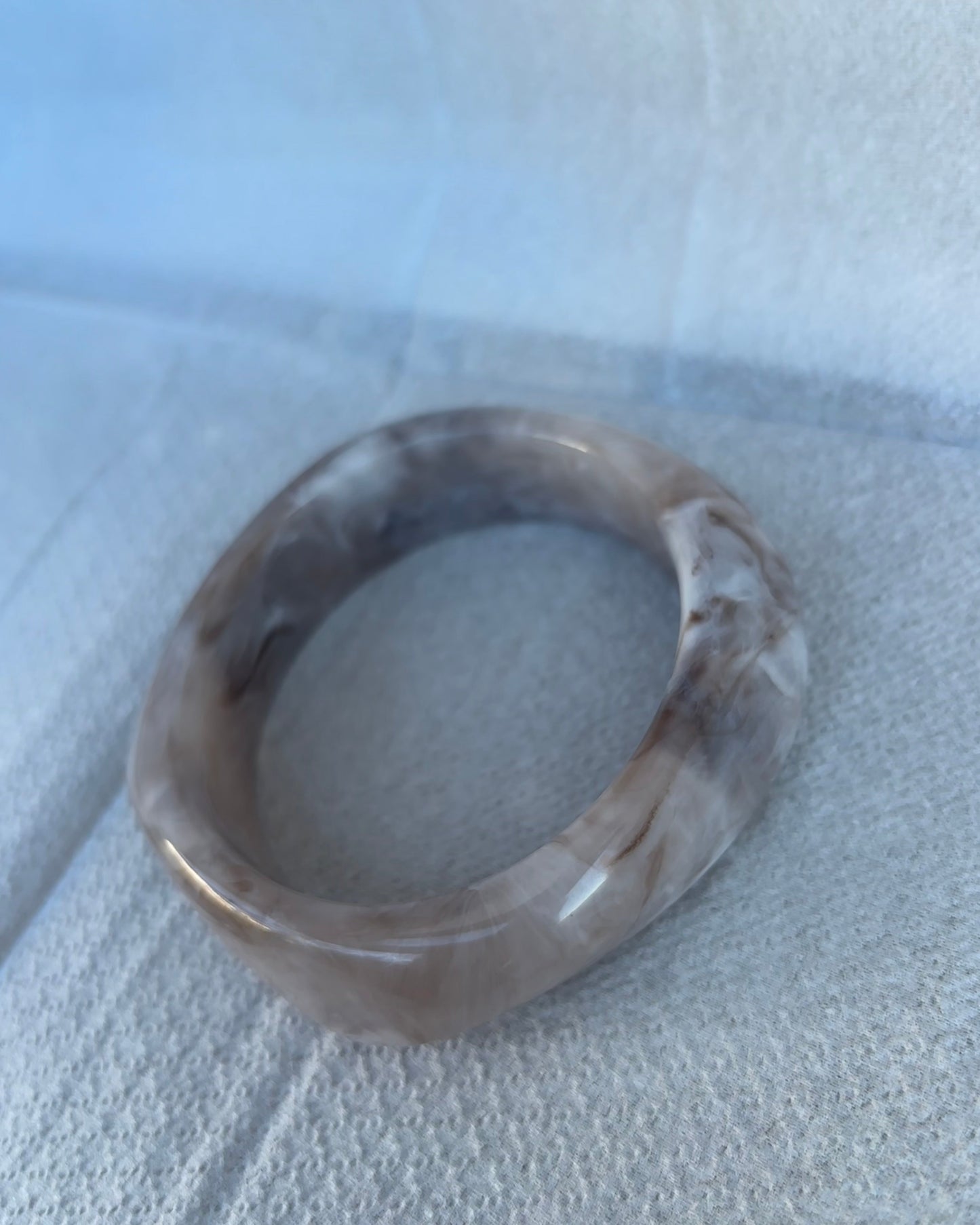 Bracciale rigido in resina effetto marmorizzato