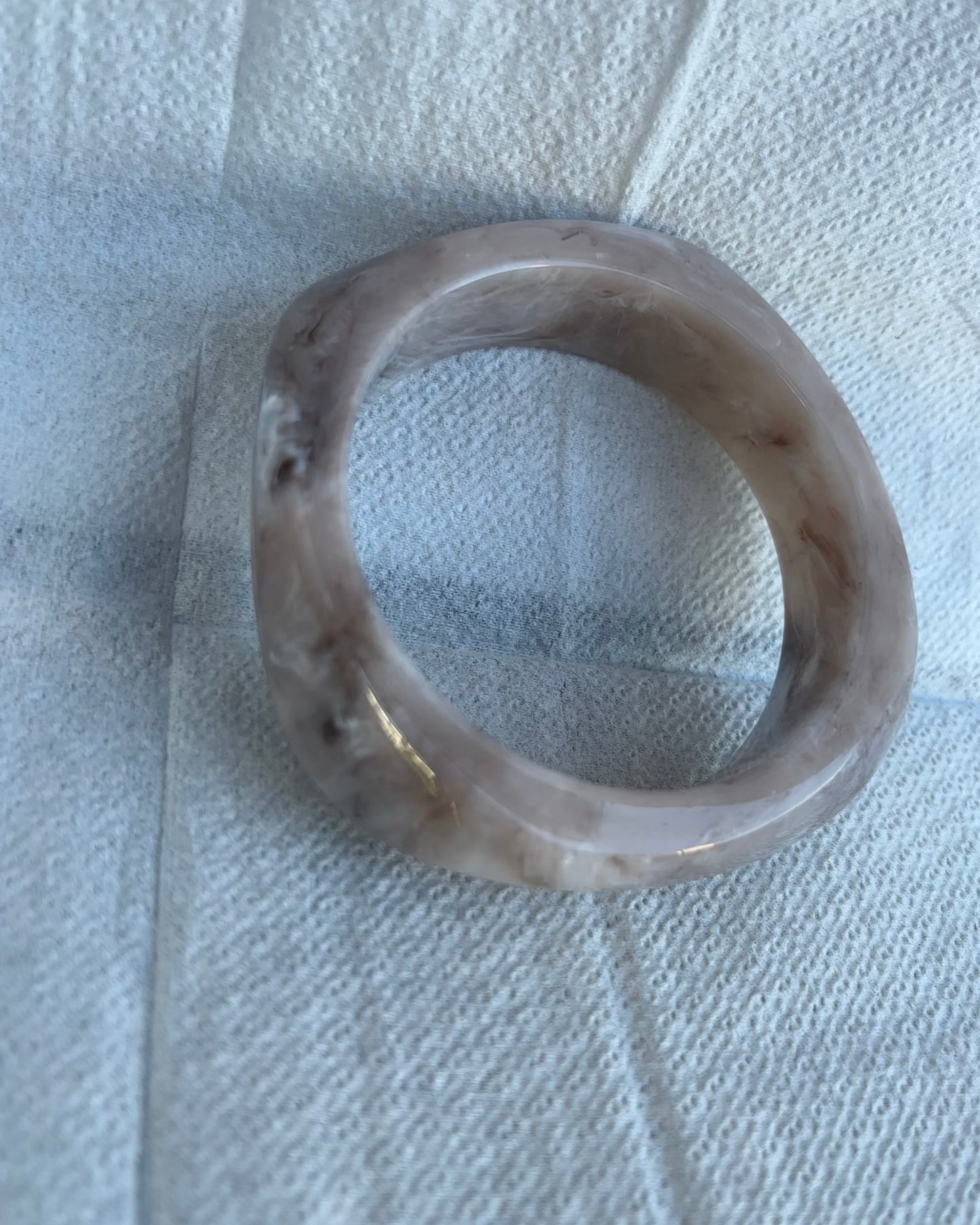 Bracciale rigido in resina effetto marmorizzato