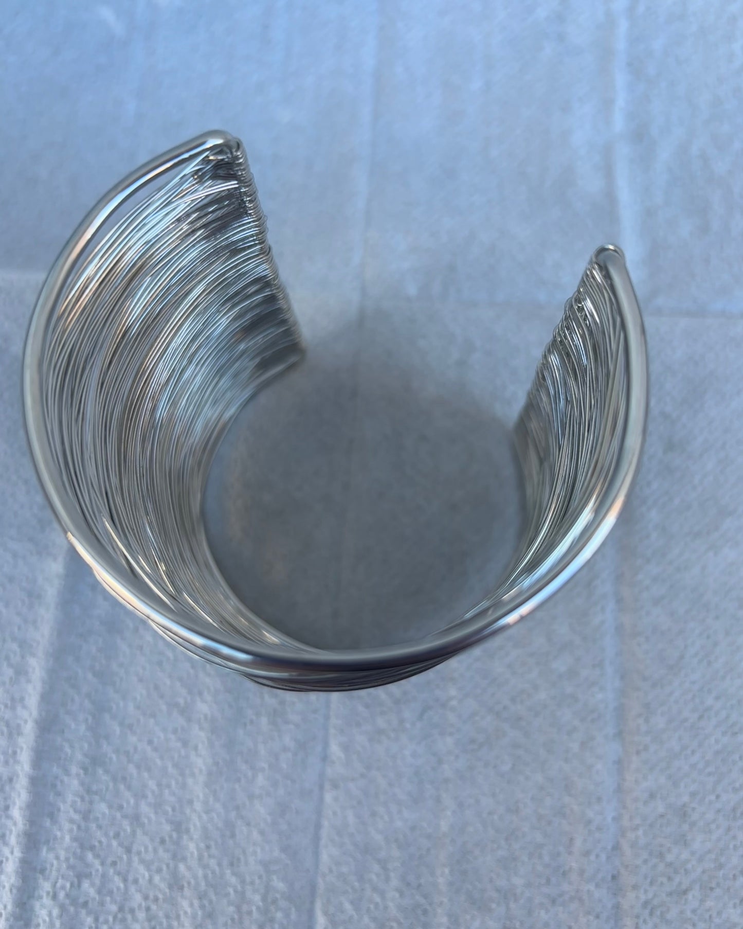 Bracciale rigido con fili