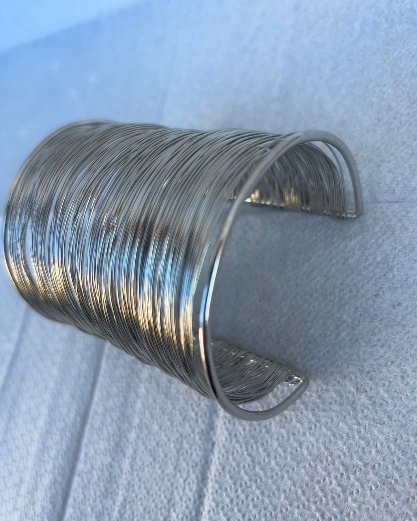 Bracciale rigido con fili