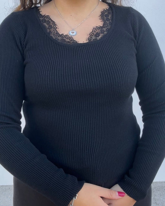 Maglione a costine con girocollo in pizzo